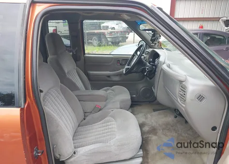 2002 Chevrolet S-10 Ls из США, поврежденный, VIN 1GCDT19W928205374